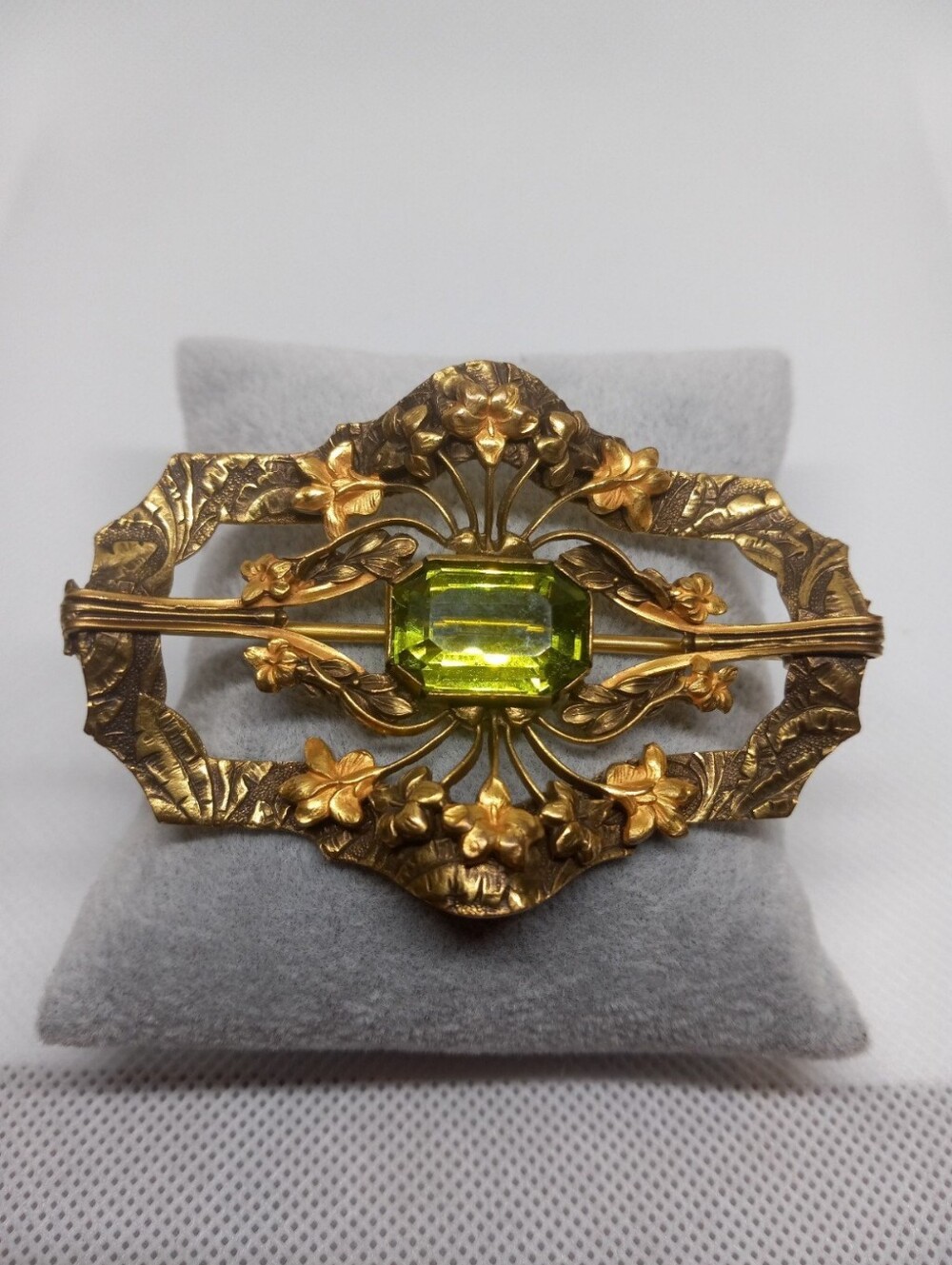 Vintage Floral Gold-Tone Brooch with Peridot Green Glass Stone